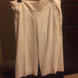 Off-white and gold capris