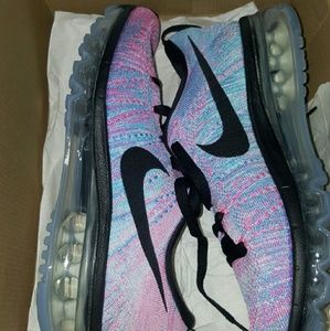 NIB Nike Flyknit Max size 7.5 women