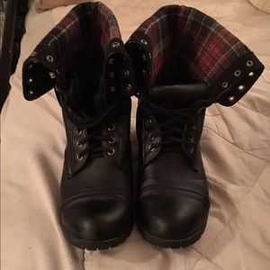 Black woman's boots 👢