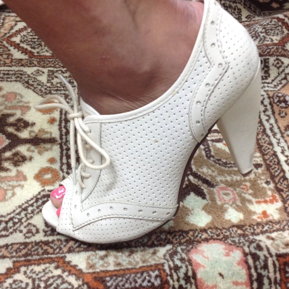 French vintage style cream leather peep toe bootie