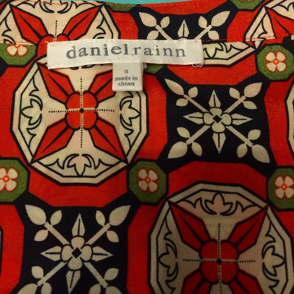Daniel Rainn Tops - Daniel Rainn sleeveless pullover blouse vneck