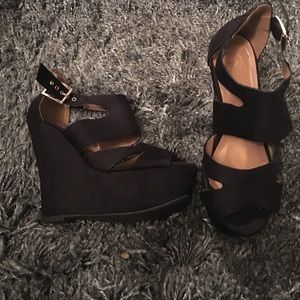 Black wedges