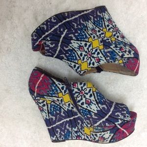 Steve Madden peep toe blue multi wedges