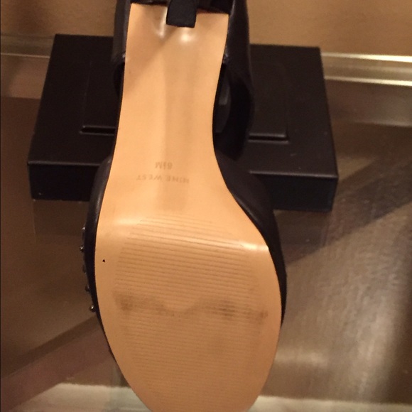 Black leather heels with studs - Picture 3 of 4