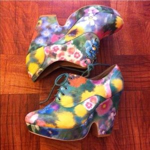 Ecote floral wedge