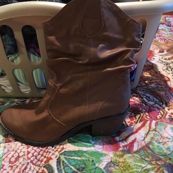 Brown short western boot
