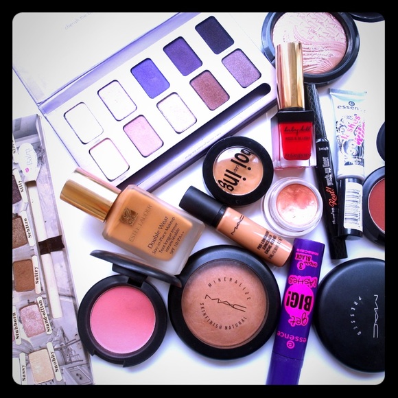 👀Mystery Makeup Box! - Picture 1 of 2