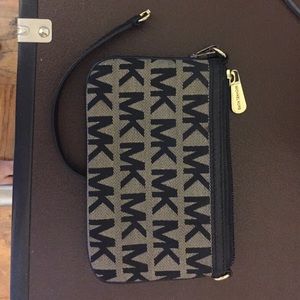 ❤️ Michael Kors monogram wristlet.