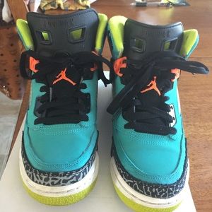 Teal Jordan Spizikes kids size 5.5