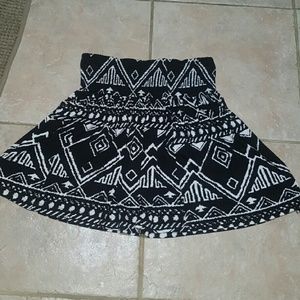 Patterned black & white skirt
