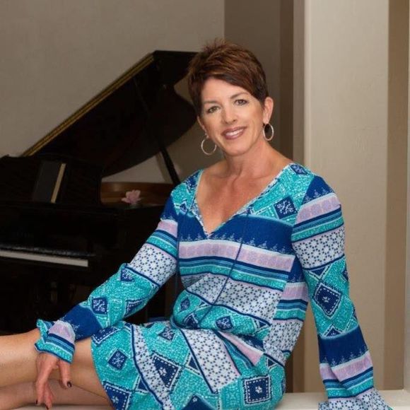 Meet your Posher, Deedee