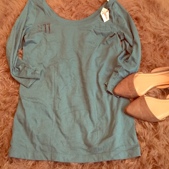 NWT, AE three quarter length sleeved top!
