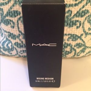 NIB- Mac Mixing Medium