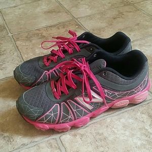 New balance tennis shoes