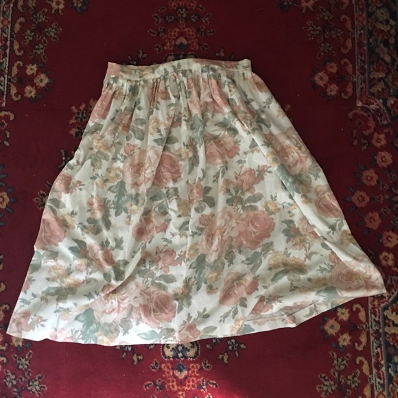 Light flowy floral vintage skirt