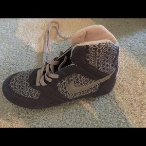 Nike high top 7.5 fits small