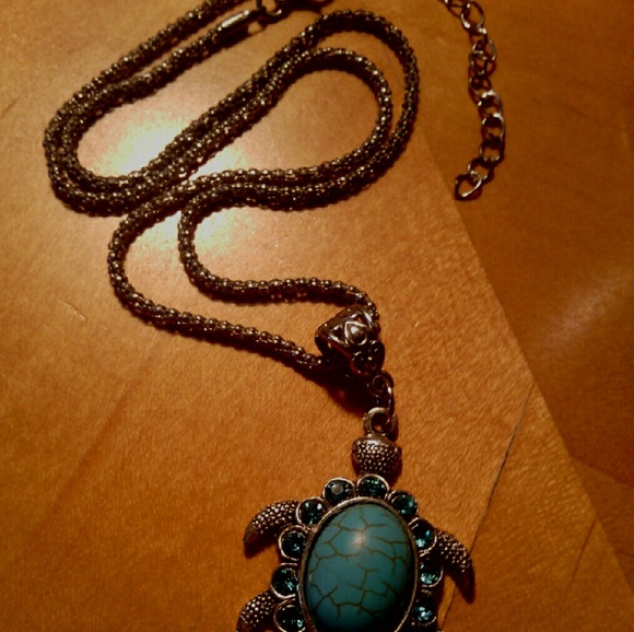 Turquoise Cabochon Turtle Necklace - Picture 4 of 4