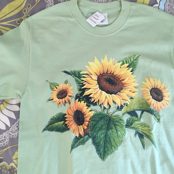 *Sold* Vintage 90s Style Sunflower Tee - Picture 2 of 4