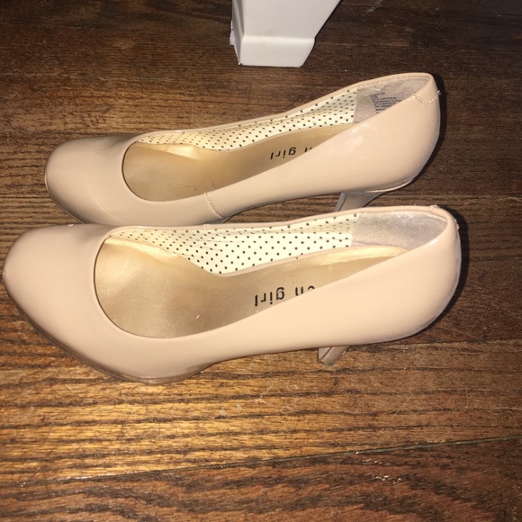 size 5 1/2 nude heals - Picture 1 of 2