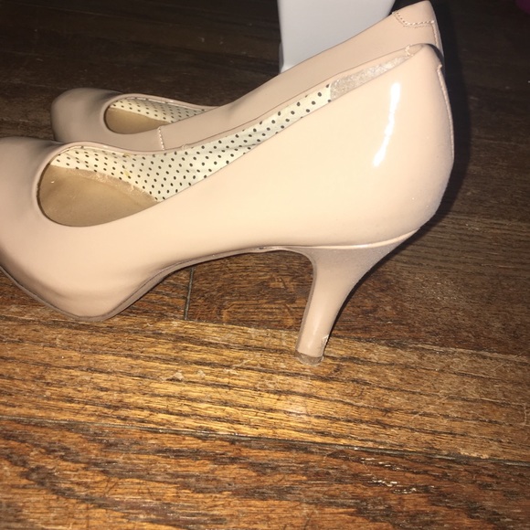 size 5 1/2 nude heals - Picture 2 of 2