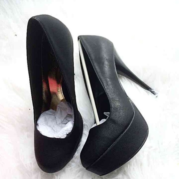 NIB Leather pumps