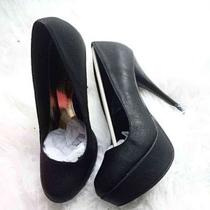 NIB Leather pumps