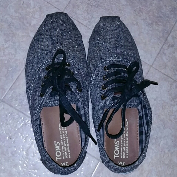Barely worn toms lace up