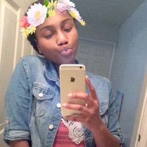 Meet your Posher, Mona