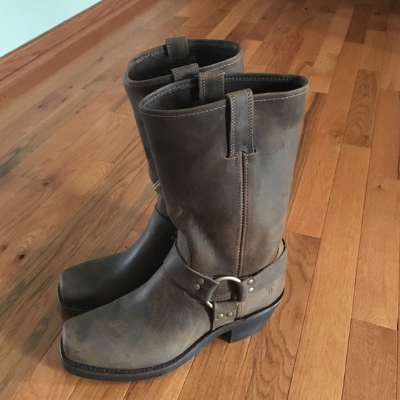 NWT Frye Harness boots