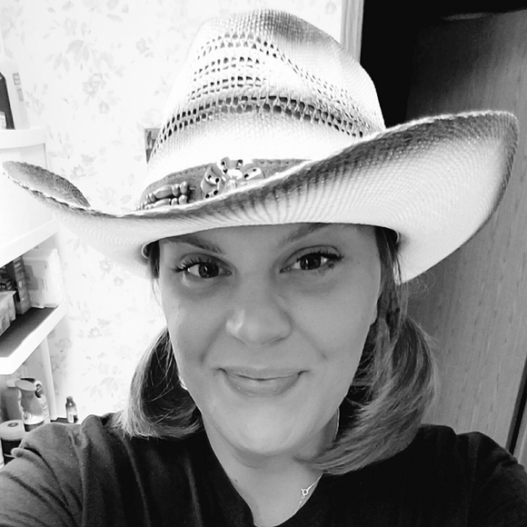 Meet your Posher, Becca - Picture 1 of 1