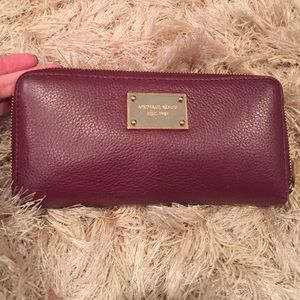 Michael kors Maroon wallet Great condition❗️