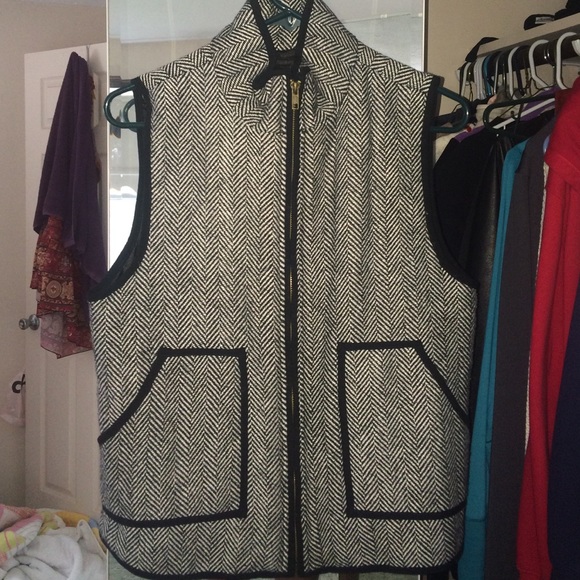 Black and grey chevron zip up vest