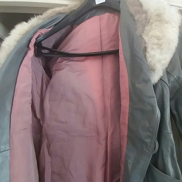 HPπVINTAGE LEATHER 3/4 TRENCH COAT W/ FUR COLLAR - Picture 3 of 4