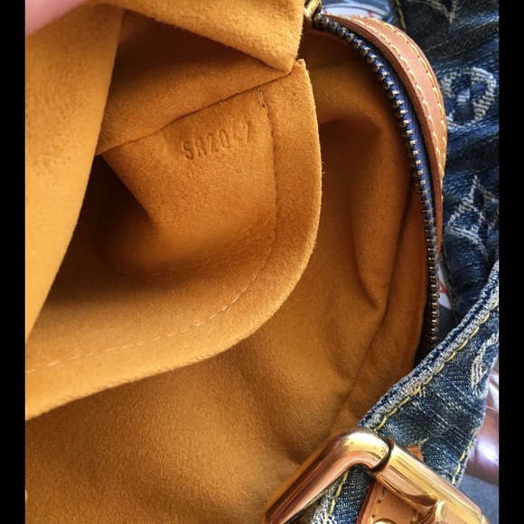 💙Louis Vuitton Bum Bag💙Sold! - Picture 3 of 4