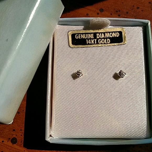REDUCED! 14k Gold and Diamond 💎 stud earrings