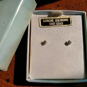 REDUCED! 14k Gold and Diamond 💎 stud earrings