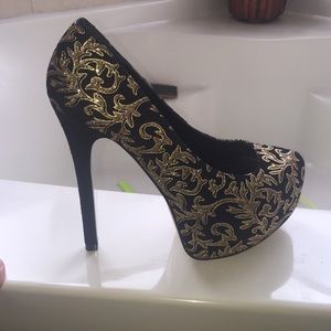 Bebe pumps
