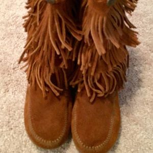 Pair MINNETONKA tall moccasins. SZ 3Y or SZ 5W.