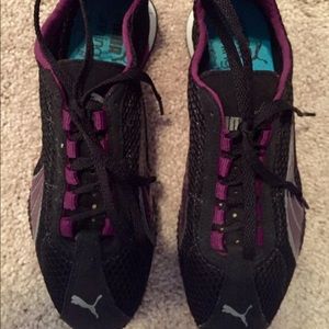 Pair Woman's black PUMA running shoes, SZ 5.