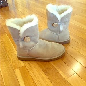 UGG Bailey Button Sand