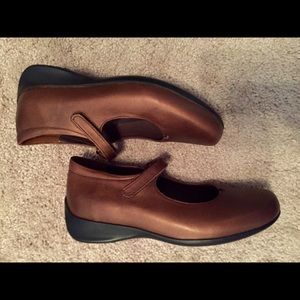 Pair Woman's SZ EU36 or US5 WOLKY Mary Janes.