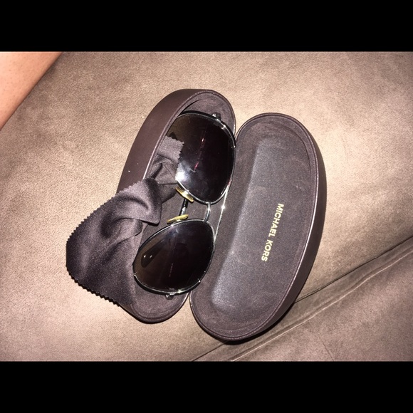 Michael kors sunglasses barely worn - Picture 2 of 2