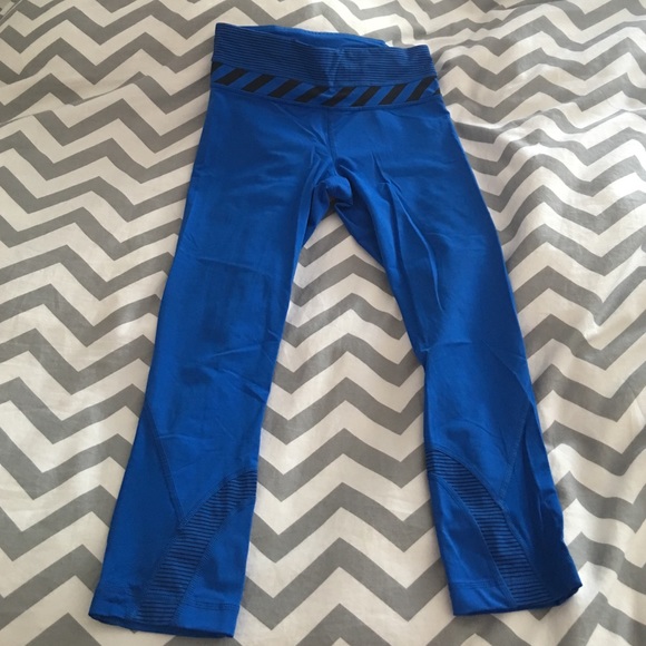 SOLD! Lululemon Run Inspire Crop size 4