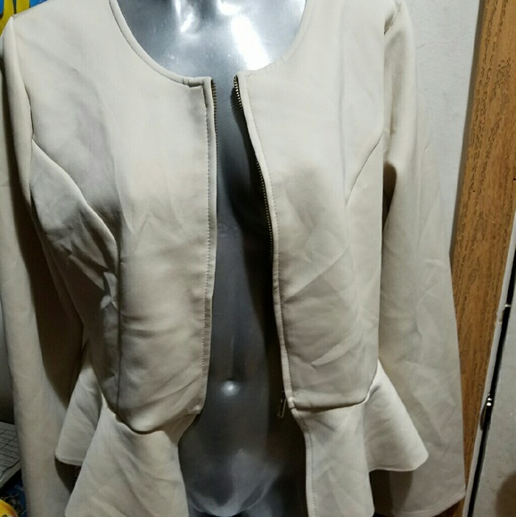SOLD SOLD SOLDNever been worn cream peplum blazer