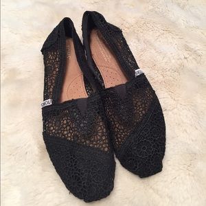 Black lace toms