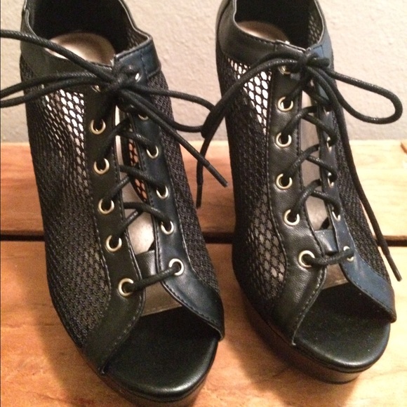 Very SEXY lace wedge, open-toe sandals!