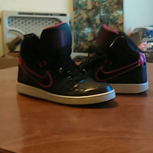 Nike Air mid tops. Bought at Nike outlet and have - Picture 1 of 2