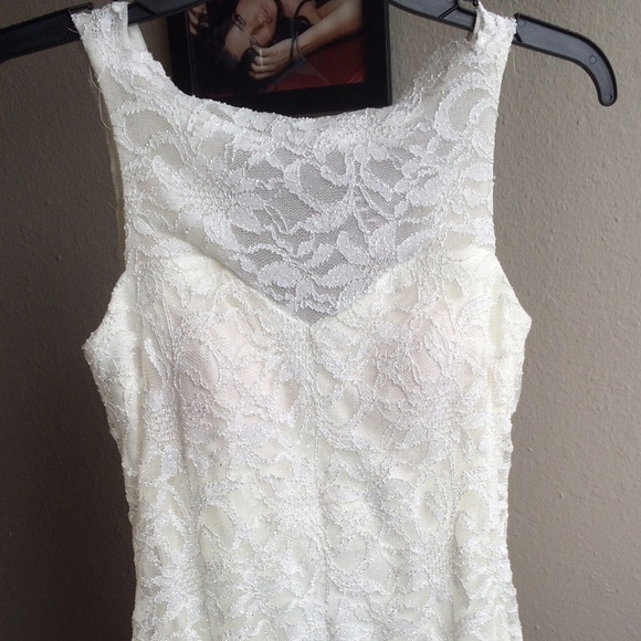 Beautiful white dress! Silver details and keyhole