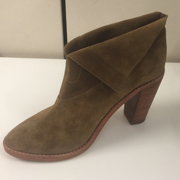 Once worn Vince Camuto booties!