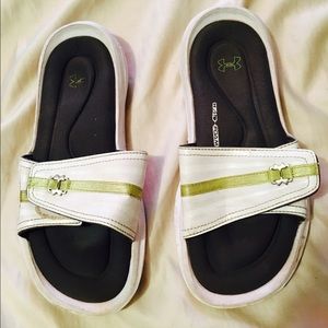 Under armour slides 💚